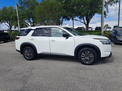 2023 Nissan Pathfinder S FWD