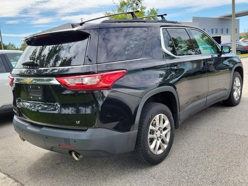 Mosaic Black Metallic 2020 Chevrolet Traverse LT Cloth