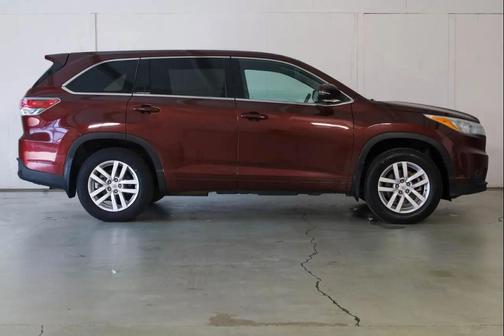 Red 2015 Toyota Highlander LE