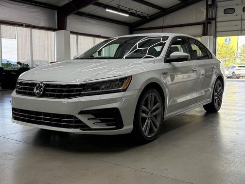 Pure White 2018 Volkswagen Passat 2.0T S