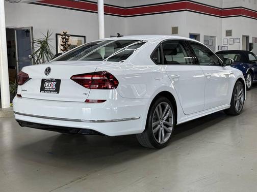 Pure White 2018 Volkswagen Passat 2.0T S