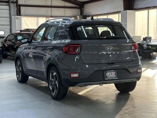 2022 Hyundai VENUE SEL