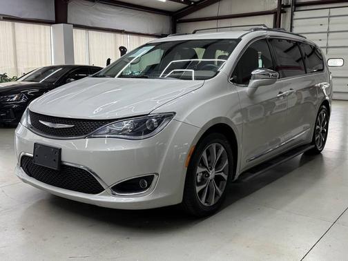 Tusk White 2017 Chrysler Pacifica Limited