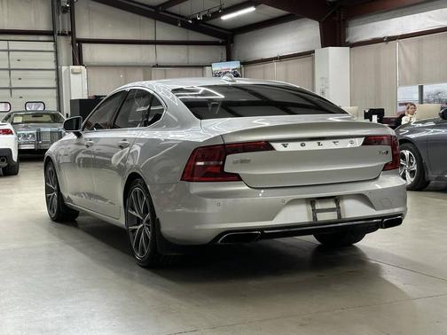 2017 Volvo S90 T6 Momentum