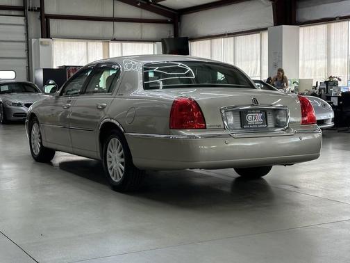 2004 Lincoln Town Car Signature