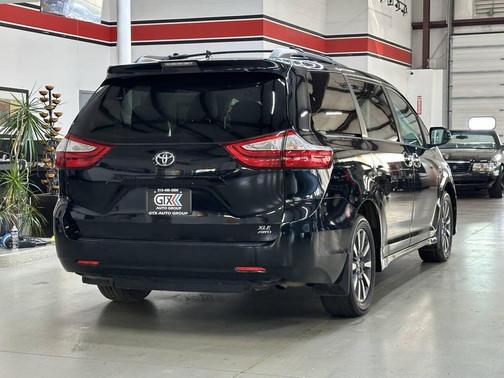 2018 Toyota Sienna XLE