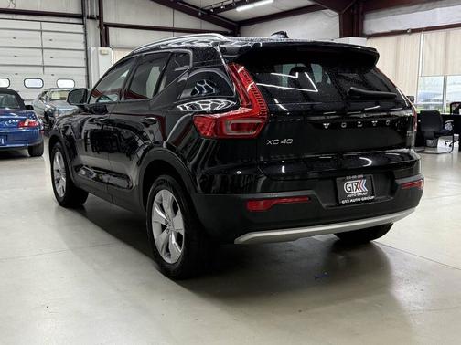 BLACK 2022 Volvo XC40 T5 Momentum