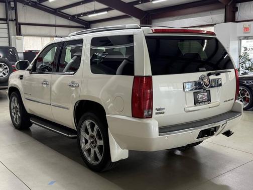 White Diamond Tricoat 2009 Cadillac Escalade Base