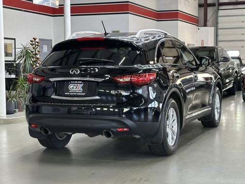 2015 INFINITI QX70 Base