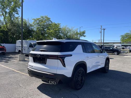 Summit White 2026 Chevrolet Traverse LT