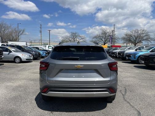 Sterling Gray Metallic 2026 Chevrolet Trax LT