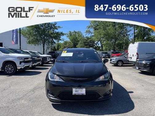 Brilliant Black Crystal Pearlcoat 2018 Chrysler Pacifica Touring-L Plus