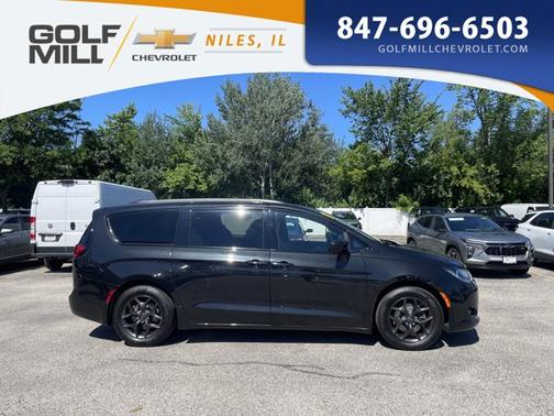Brilliant Black Crystal Pearlcoat 2018 Chrysler Pacifica Touring-L Plus