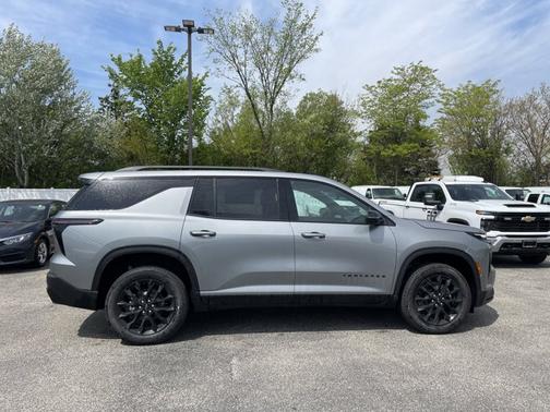 Sterling Gray Metallic 2026 Chevrolet Traverse LT