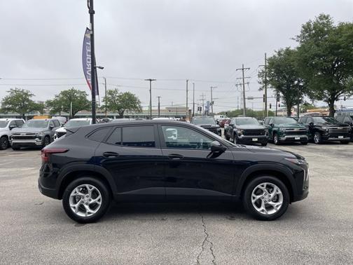 Mosaic Black Metallic 2026 Chevrolet Trax LS