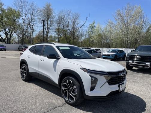Summit White 2026 Chevrolet Trax FWD 2RS