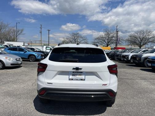 Summit White 2026 Chevrolet Trax FWD 2RS