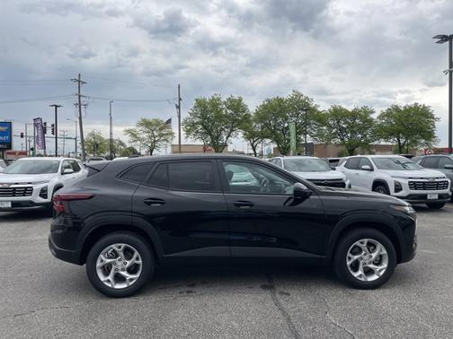 Mosaic Black Metallic 2026 Chevrolet Trax LS