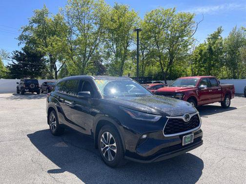 Midnight Black Metallic 2021 Toyota Highlander XLE