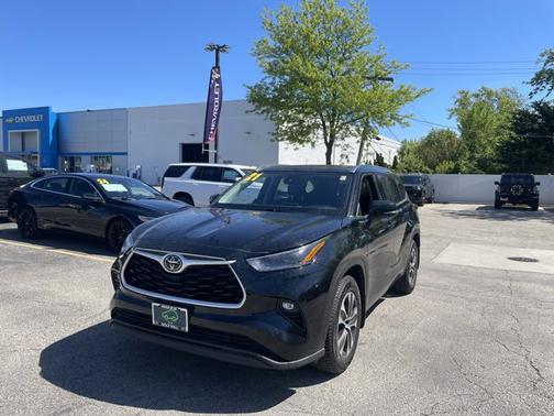 Midnight Black Metallic 2021 Toyota Highlander XLE