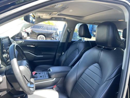 Midnight Black Metallic 2021 Toyota Highlander XLE