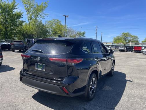 Midnight Black Metallic 2021 Toyota Highlander XLE