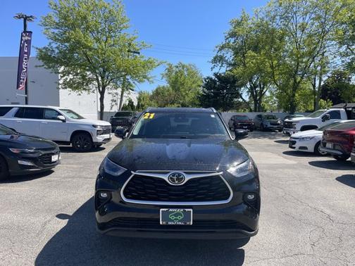 Midnight Black Metallic 2021 Toyota Highlander XLE