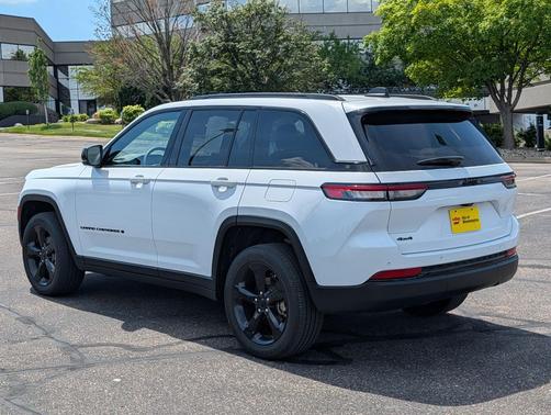 Bright White Clearcoat 2023 Jeep Grand Cherokee Altitude