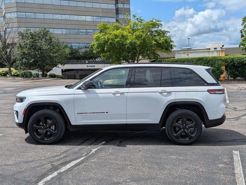 Bright White Clearcoat 2023 Jeep Grand Cherokee Altitude