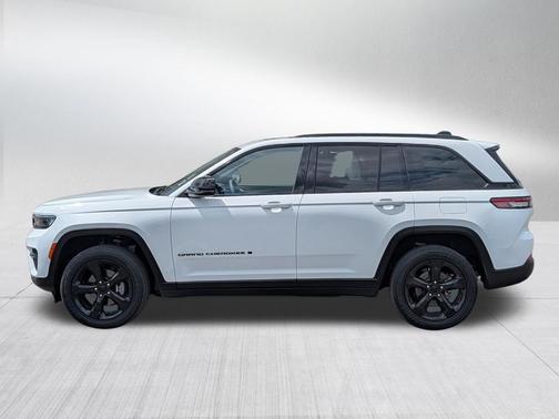 Bright White Clearcoat 2023 Jeep Grand Cherokee Altitude
