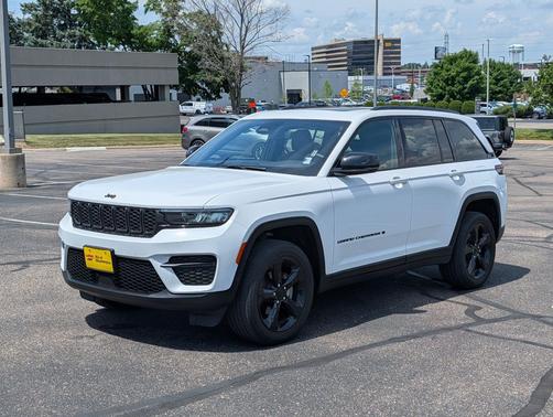 Bright White Clearcoat 2023 Jeep Grand Cherokee Altitude