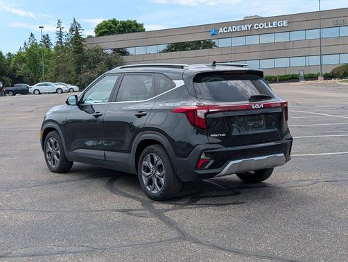 Fusion Black 2024 Kia Seltos S