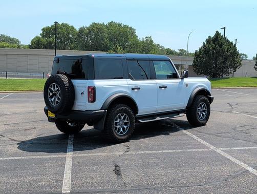 Oxford White 2025 Ford Bronco Badlands