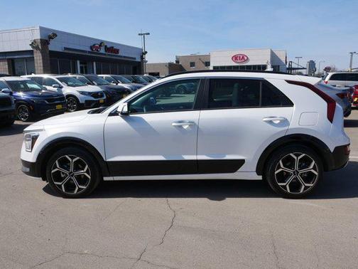 Snow White Pearl 2024 Kia Niro Touring