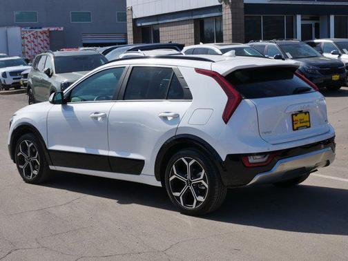 Snow White Pearl 2024 Kia Niro Touring