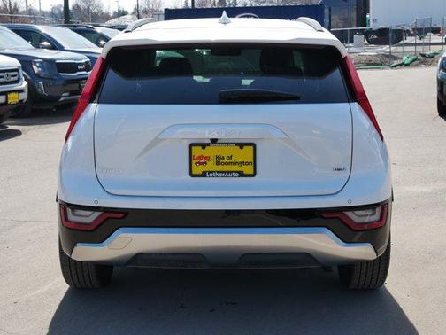 Snow White Pearl 2024 Kia Niro Touring