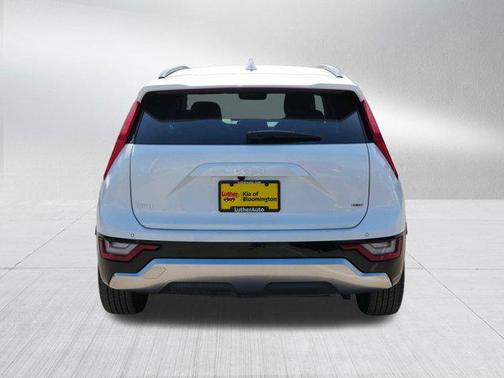 Snow White Pearl 2024 Kia Niro Touring
