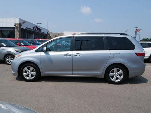 2016 Toyota Sienna LE