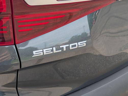 Gravity Gray 2023 Kia Seltos EX