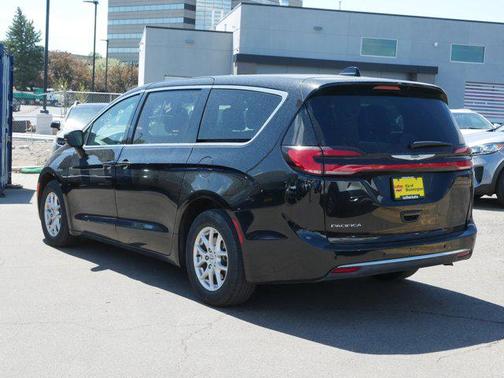 Diamond Black Crystal Pearlcoat 2025 Chrysler Pacifica L