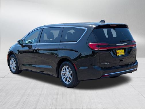 Diamond Black Crystal Pearlcoat 2025 Chrysler Pacifica L