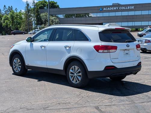Snow White Pearl 2017 Kia Sorento LX