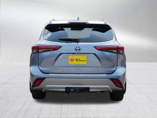 2022 Toyota Highlander Hybrid Platinum