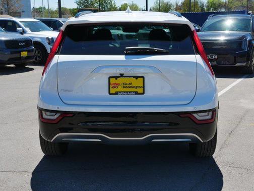 Snow White Pearl 2023 Kia Niro EV Wave