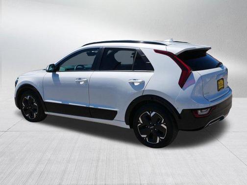 Snow White Pearl 2023 Kia Niro EV Wave