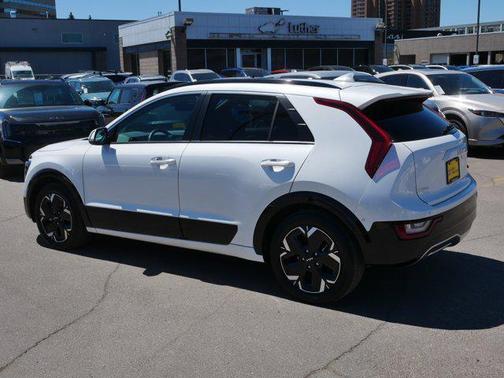 Snow White Pearl 2023 Kia Niro EV Wave