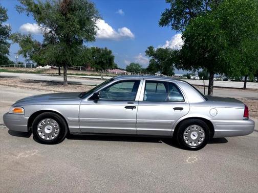 2004 Ford Crown Victoria Standard