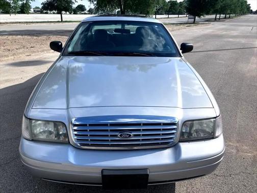 2004 Ford Crown Victoria Standard
