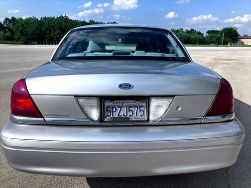 2004 Ford Crown Victoria Standard