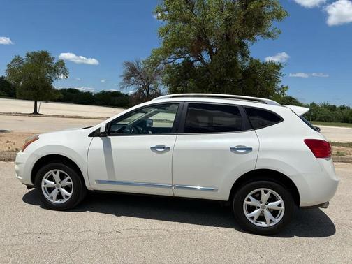 Pearl White 2011 Nissan Rogue SV